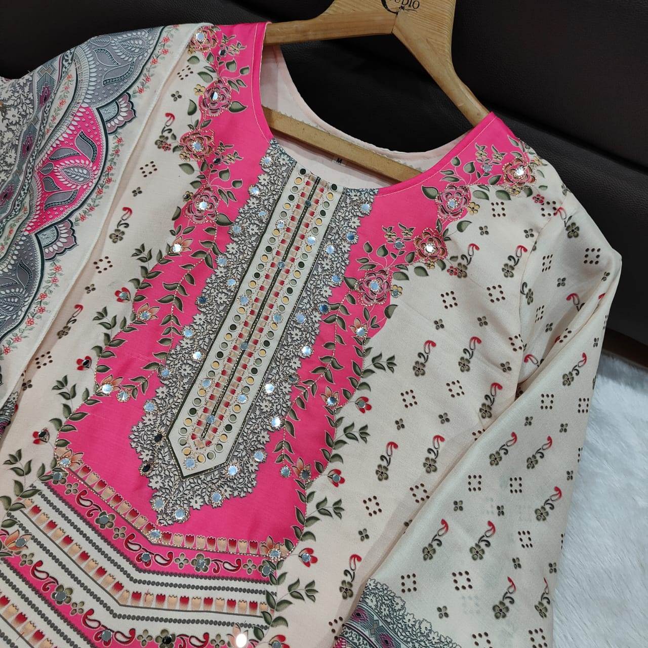 Gulabi Noor Kurta